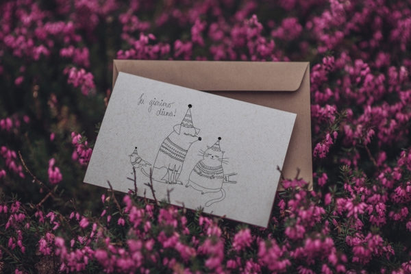 Atvirukas su gimtadieniu šuo ir katė